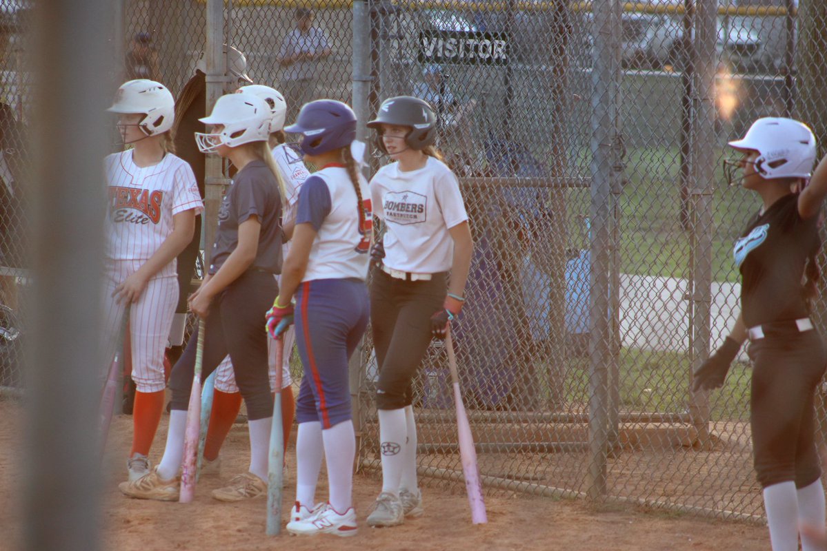 TaylorLee2k13's tweet photo. Clutch hit to seal the comeback win! 🥎🔥 Learning to trust myself more in the box and deliver when my team needs me. Confidence is growing, and the work is paying off! Great weekend competing with the best team around! 💪💣

#BombersGold #TrustTheProcess #Clutch https://t.co/8n6jDm7pT7