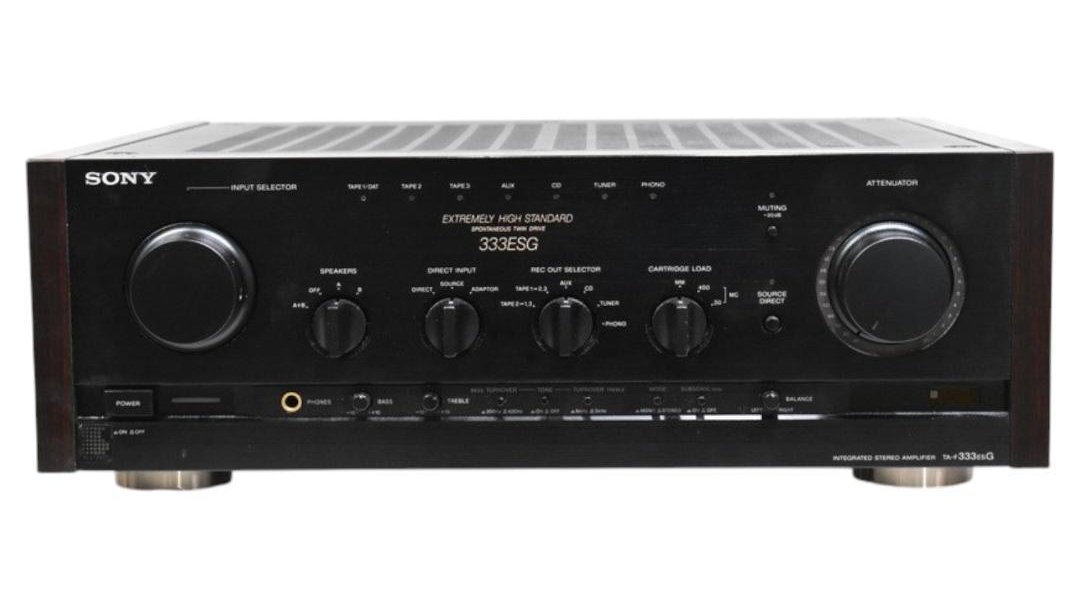 X0_BR's tweet photo. この白いコーン型ウーファーのスピーカーはYAMAHA NS-10MT…!中央のプリメインアンプはSONY TA-F333ESGかな? いいオーディオ機器をお持ちで #バーテックスフォース #Vertexforce(Ep03) https://t.co/9NIICneyDp