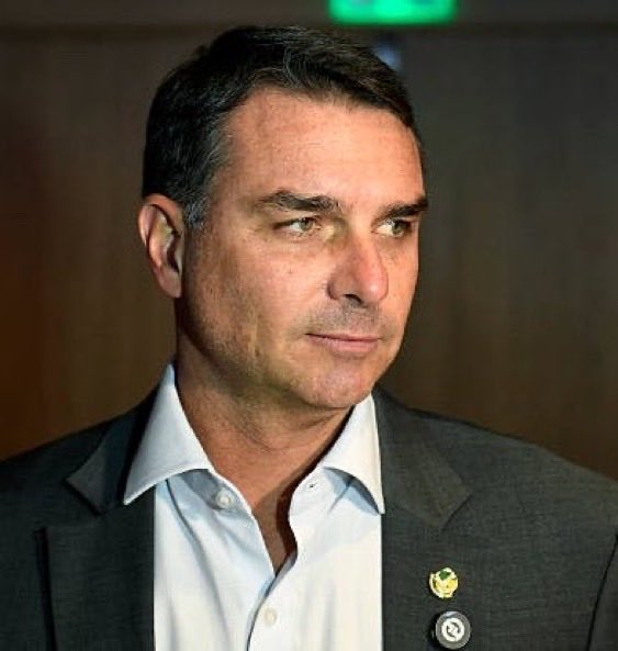 NewsLiberdade's tweet photo. 🚨URGENTE - PF envia ao STF inquérito contra Flávio Bolsonaro, por suspeitas de lavagem de dinheiro com o advogado Willer Tomaz, e Alexandre de Moraes é sorteado com relator https://t.co/YTecLio9Jo