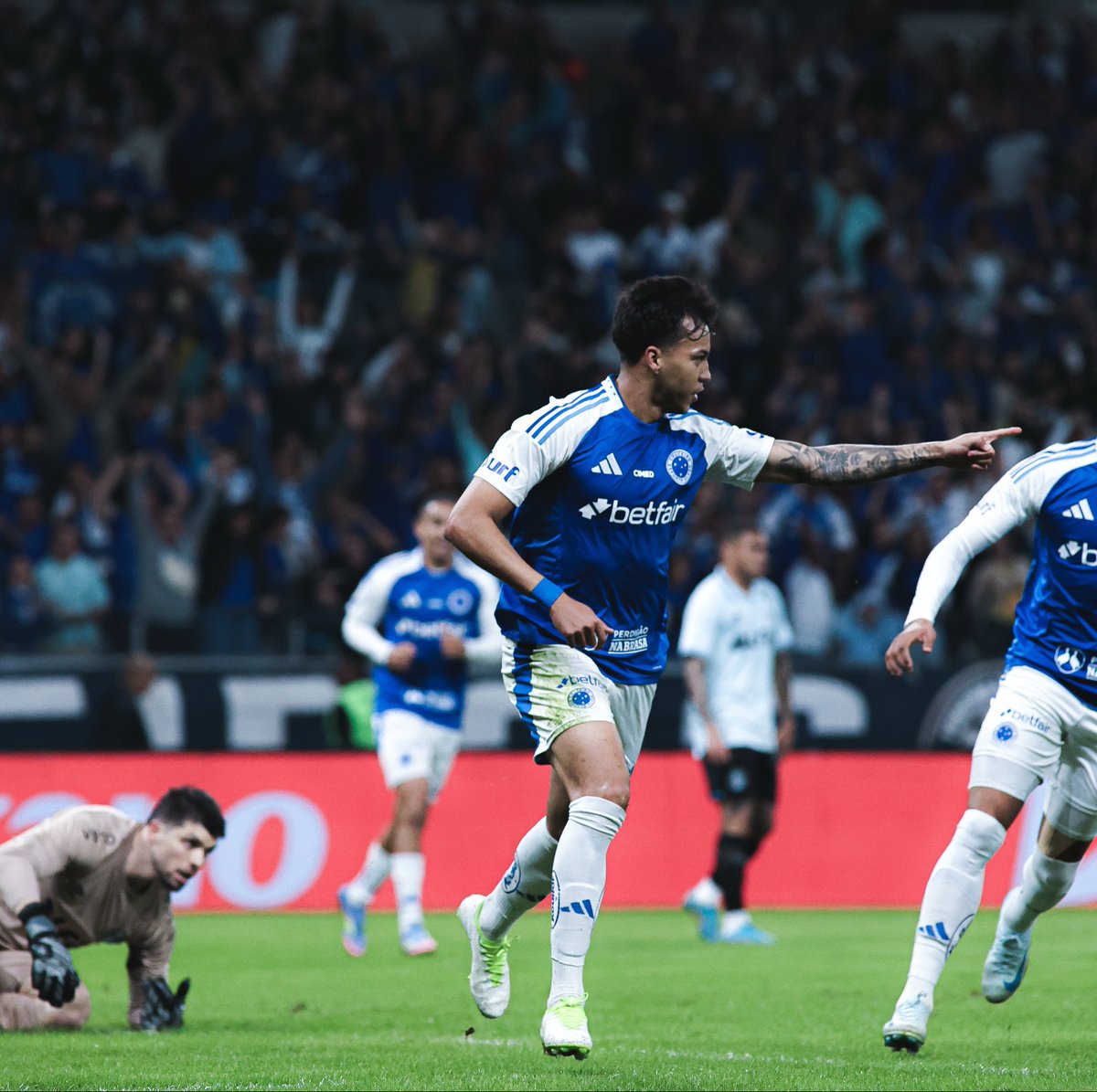 BlogRaposa's tweet photo. Hat-tricks de Kaio Jorge pelo Cruzeiro:

• Cruzeiro 4-1 Grêmio (2025)
• Grêmio 2-4 Cruzeiro (2026)

Obs: Grêmio é o time em que o KJ mais fez gols na carreira. Pai. https://t.co/osrdC7CkBR