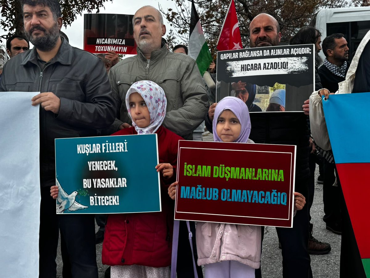 mahfildijital's tweet photo. 🔴 Azerbaycan'daki başörtüsü yasakları Ankara'da protesto edildi. https://t.co/24I5rWTEcH