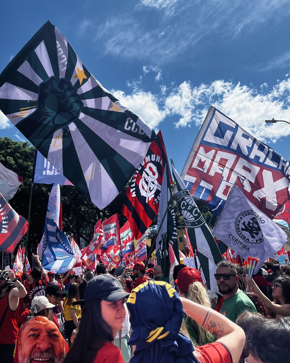 PawlaTejano's tweet photo. a nossa luta unificou. é coxa branca rubro negro e tricolor ! 

atleticomuna gralha marx e combate popular do coxa em curitiba hoje https://t.co/BZfpXDqFxX