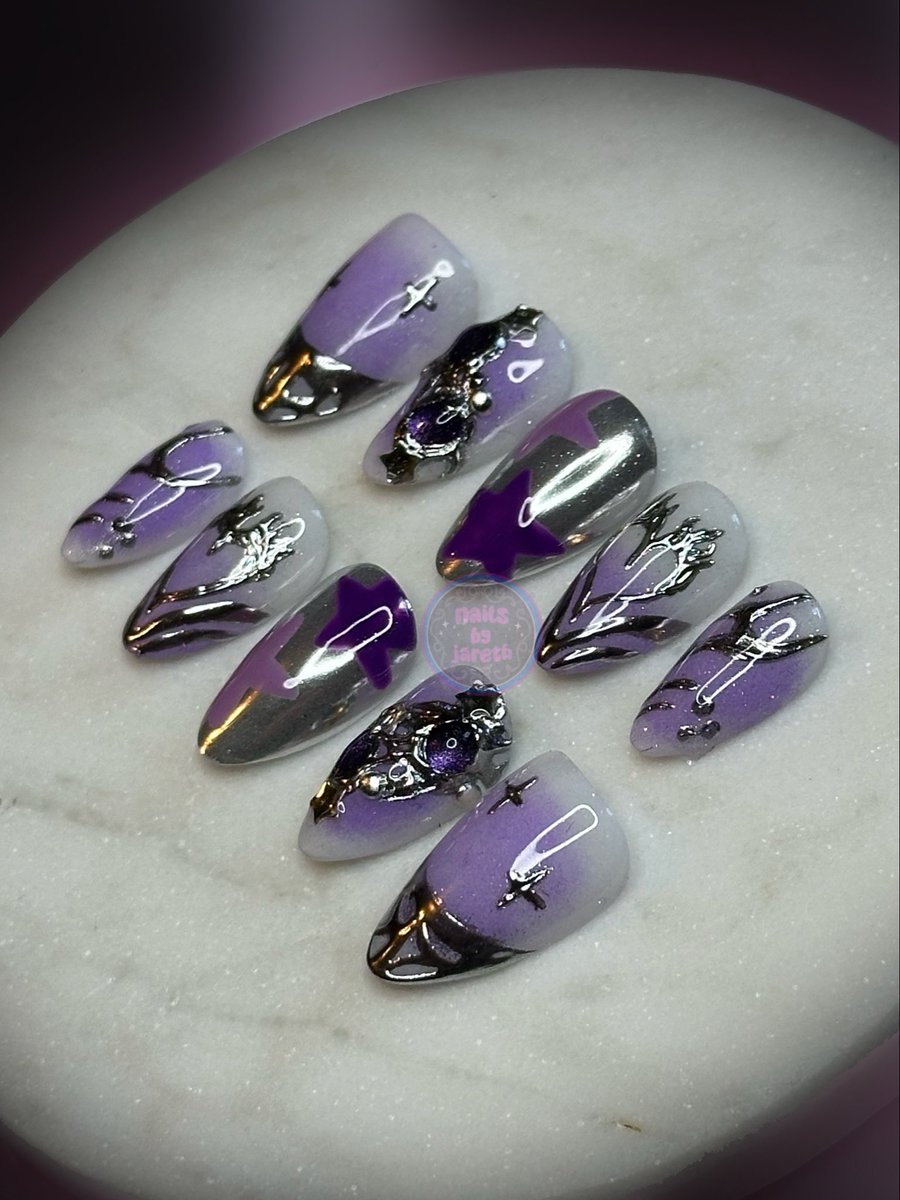 flaskspace's tweet photo. OMG?? I made these nails for @STARRYMlND awhile ago, they were totally the inspo for the nails on Dan’s story that’s so coolllll 💜

📸 nailsbyjareth https://t.co/dMxipNaTtV