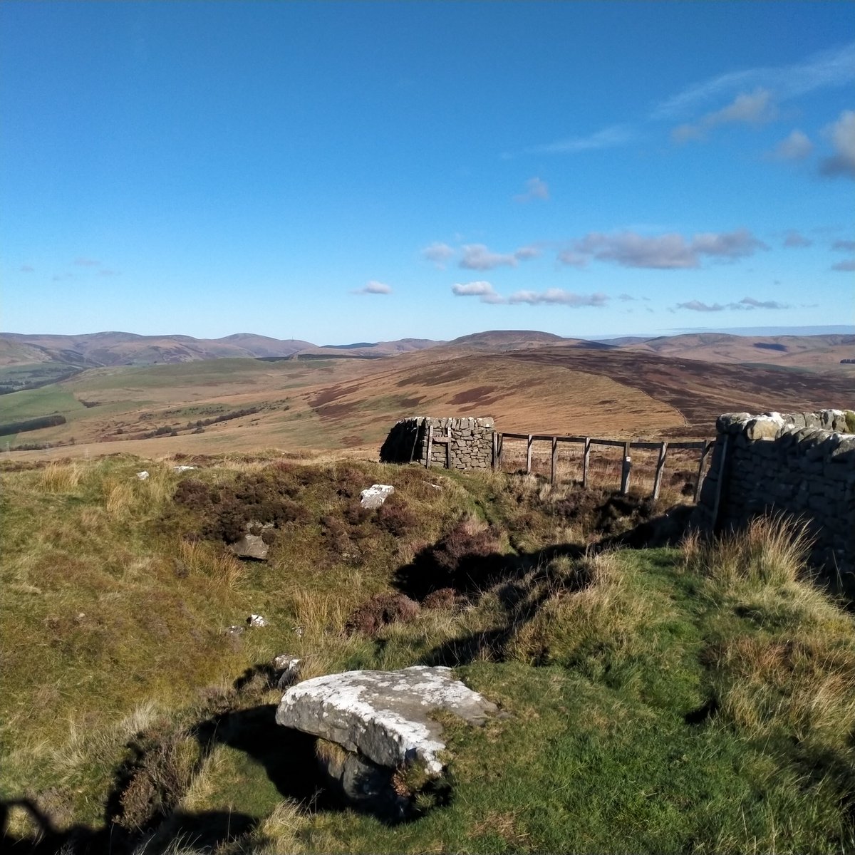 NickRodger1's tweet photo. Nowt beats the hills of heem....#muckletoon https://t.co/9QNUAfSEvm