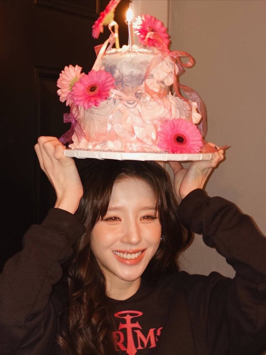 honestly_heejin's tweet photo. happy birthday to our first girl heejin!!! 🩷🐰🎂 https://t.co/w7spdc2yKq