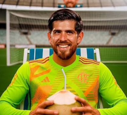 Hugo7355's tweet photo. @Flamengo QUEM RENOVAR COM ESSE MALUCO TEM QUE SUMIR DO FLAMENGO 
E IR ATRAS DE UM GOLEIRO URGENTE ANO QUE VEM https://t.co/VEuKZiATVr