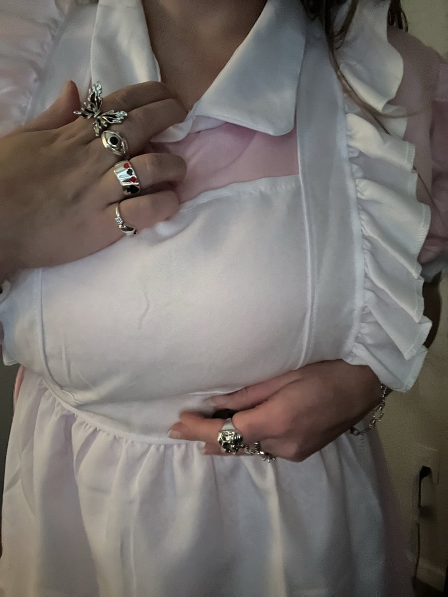 millzville97's tweet photo. Maid dress stays on 👏🏻👏🏻👏🏻 https://t.co/MO9Rcklcum