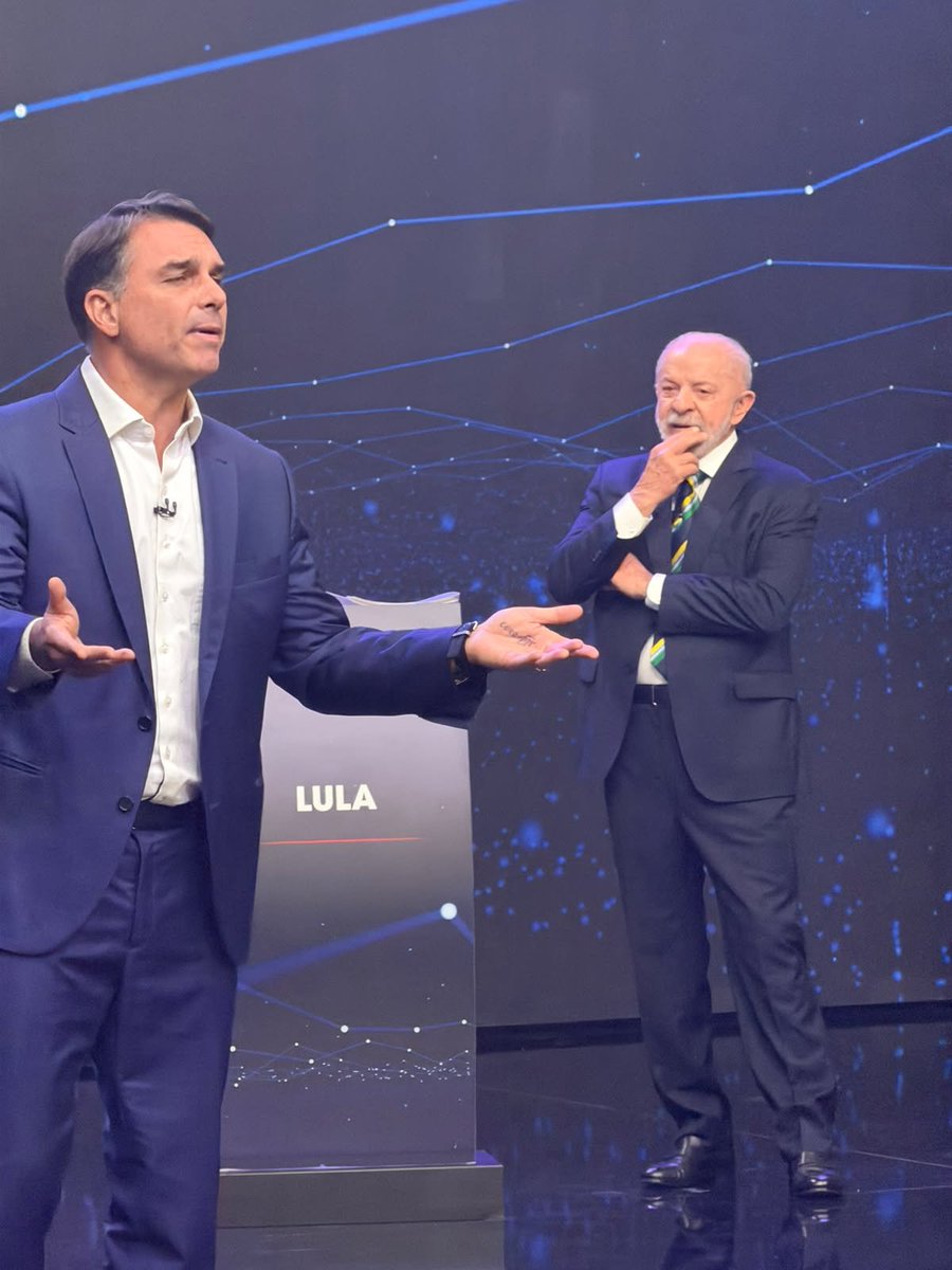 UseAndShare's tweet photo. Que ser humano horrível esse Flavio Bolsonaro! Postura arrogante, prepotente! Claramente tentando intimidar, tentando se impor pela força, típico deles!

#Flavioarrogante https://t.co/ohe2mG5dJ0