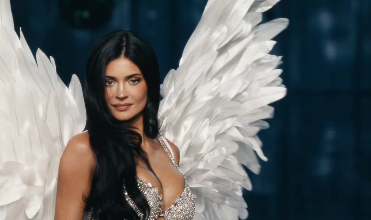 cblmno's tweet photo. KYLIE JENNER NA VICTORIA SECRETS!!!!  #VSFashionShow https://t.co/4FJspXWVw8