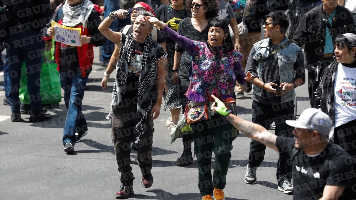 Reforma's tweet photo. El cantante Rubén Albarrán, de Café Tacvba, se sumó este 18 de octubre a la manifestación por el agua en CDMX.

📷 José Luis Ramírez https://t.co/kSsAI2nr9Z