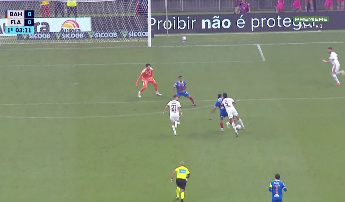 Oledobrasil's tweet photo. Rossi entregou uma bola e na hora que preparava o chute, o jogador do Bahia foi empurrado por Pulgar.

O árbitro Wilton Pereira Sampaio deu amarelo para o chileno.

Opiniões? 

📸 reprodução / Premiere https://t.co/rE5TSNEoj8