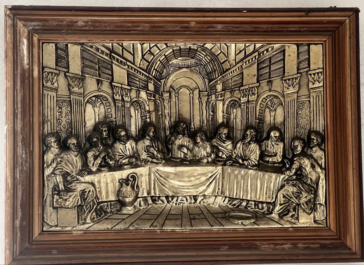 santiagogrial's tweet photo. Que colga nas paredes de moitas casas humildes de Galícia?

A Sagrada Familia, a primeira comunión do rapaz fillo de emigrantes, a pésima réplica da única foto que fixeron os avós ou a casa dende o helicóptero que aquel ano pasou por alí. https://t.co/HAnergMqXw