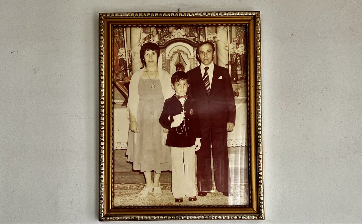 santiagogrial's tweet photo. Que colga nas paredes de moitas casas humildes de Galícia?

A Sagrada Familia, a primeira comunión do rapaz fillo de emigrantes, a pésima réplica da única foto que fixeron os avós ou a casa dende o helicóptero que aquel ano pasou por alí. https://t.co/HAnergMqXw