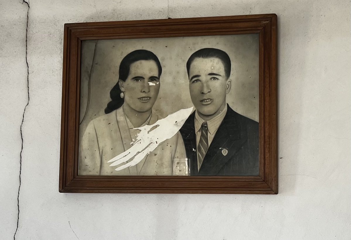 santiagogrial's tweet photo. Que colga nas paredes de moitas casas humildes de Galícia?

A Sagrada Familia, a primeira comunión do rapaz fillo de emigrantes, a pésima réplica da única foto que fixeron os avós ou a casa dende o helicóptero que aquel ano pasou por alí. https://t.co/HAnergMqXw