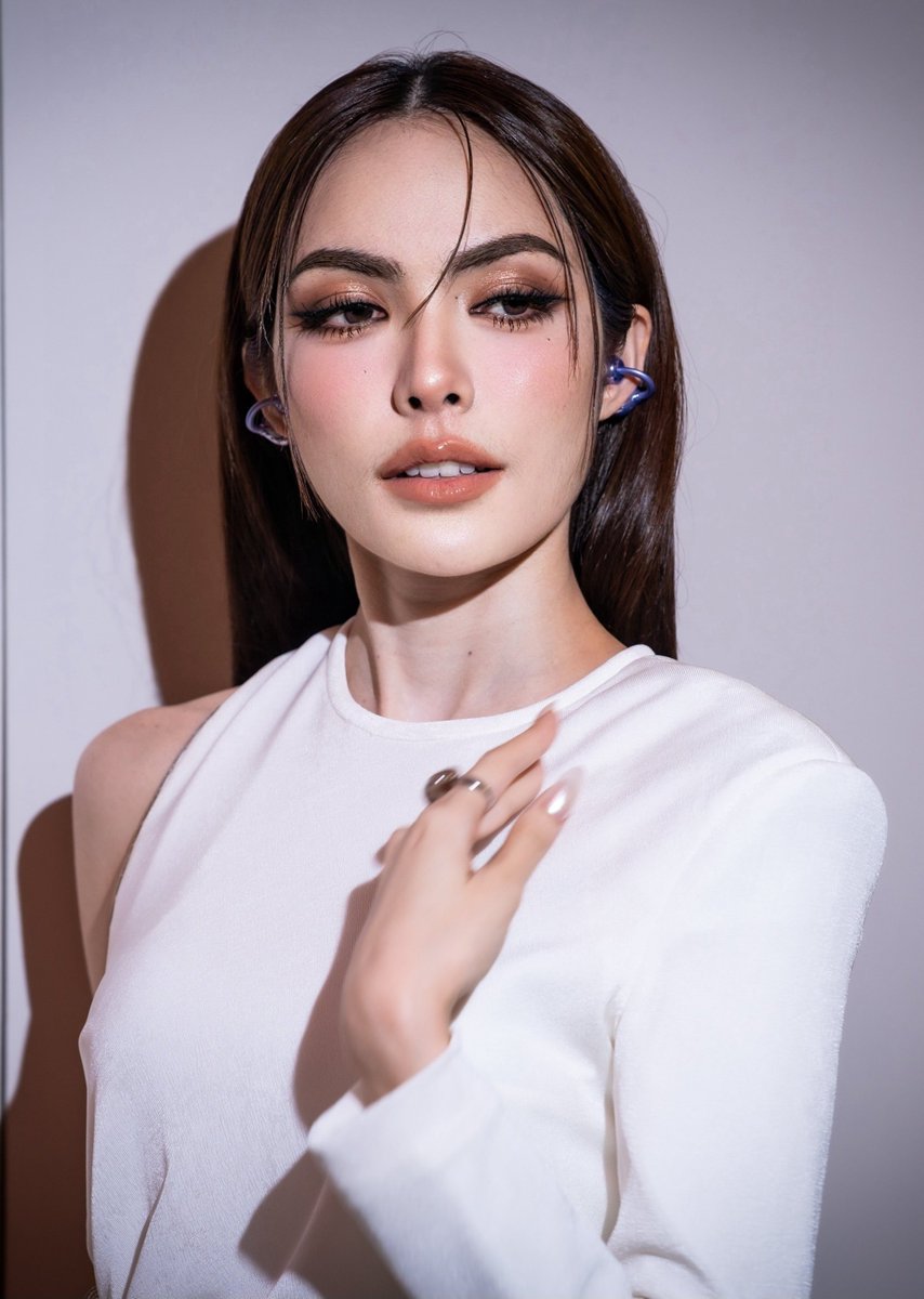 Saaa5ha's tweet photo. After scrolling through my Charlotte folder for over an hour I've come to the conclusion that she needs to go a little darker with her eye makeup more often https://t.co/UyQ6JSvhS8