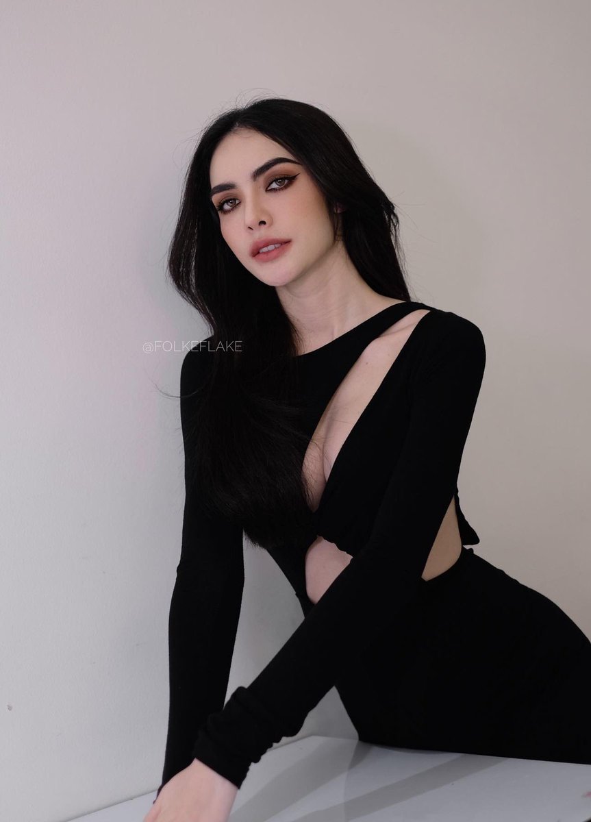 Saaa5ha's tweet photo. After scrolling through my Charlotte folder for over an hour I've come to the conclusion that she needs to go a little darker with her eye makeup more often https://t.co/UyQ6JSvhS8