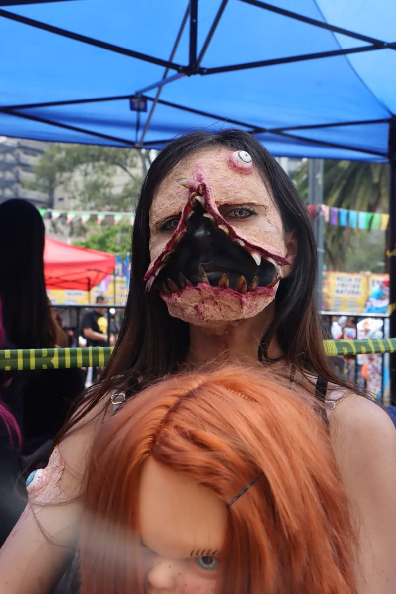 laprensaoem's tweet photo. 🧟Invasión zombi en el corazón de la CDMX

🩸 El Monumento a la Revolución se convirtió en el epicentro de la estética del horror, donde artistas del maquillaje se reunieron para perfeccionar rostros espectrales que se unirán a la marcha zombi en la CDMX https://t.co/Al12iCmR4g