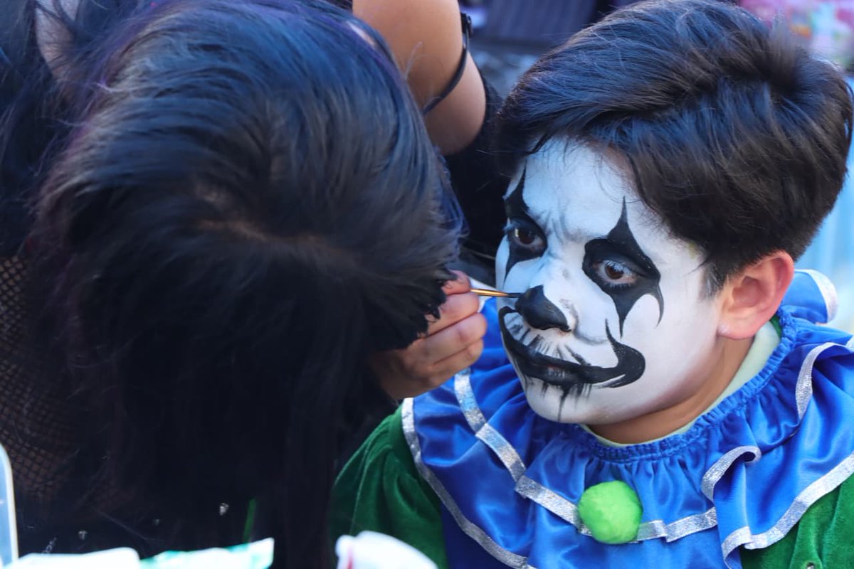 laprensaoem's tweet photo. 🧟Invasión zombi en el corazón de la CDMX

🩸 El Monumento a la Revolución se convirtió en el epicentro de la estética del horror, donde artistas del maquillaje se reunieron para perfeccionar rostros espectrales que se unirán a la marcha zombi en la CDMX https://t.co/Al12iCmR4g