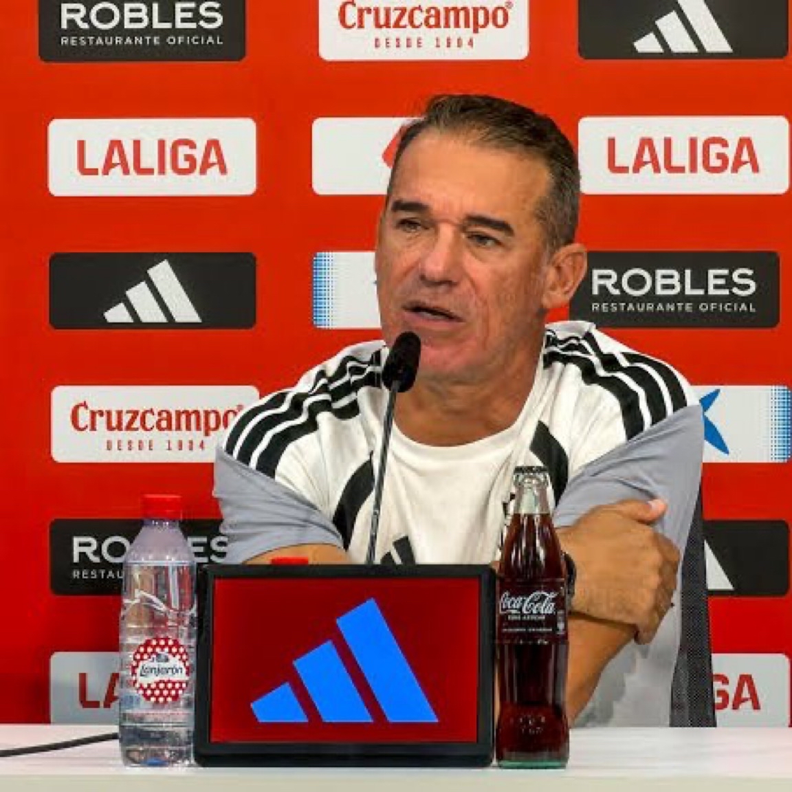 BarcaTimes's tweet photo. 🚨🎙️| Luis Garcia Plaza (Sevilla coach): “The referee should’ve SENT OFF Arda Guler. It was a clear red. We should’ve played at 11vs10 for 70 minutes. And he should’ve ruled out Mbappé’s first goal because there was a foul by Konaté. I don’t know why VAR didn’t call the referee, maybe because Real Madrid COULDN’T drop more points before El Clasico. Maybe because if they let us win tonight, they would be 9 points behind.” #fcblive 👀🔥