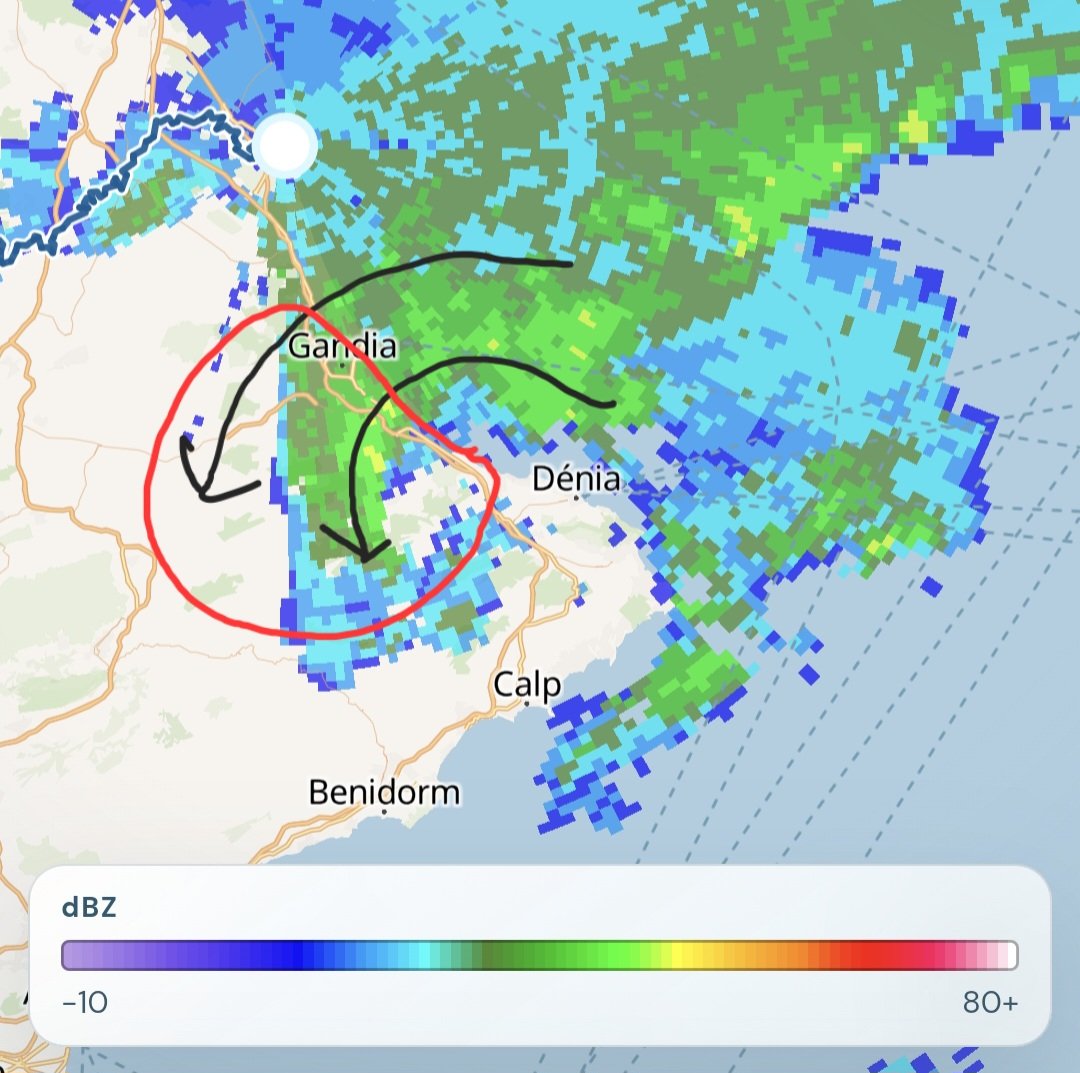 Valencia_WX's tweet photo. 🚨 LAS PROXIMAS HORAS pueden ser muy COMPLICADAS en la zona de GANDIA-OLIVA

⛈️El sistema convectivo que veian los modelos parece estar desarrollandose en esa zona. 

⚠️Las precipitaciones viraran hacia la costa dejando acumulados cuantiosos durante la noche en zonas donde ya han caido hasta 300 l/m² 

Mucho ojo en las zonas proximas a barrancos