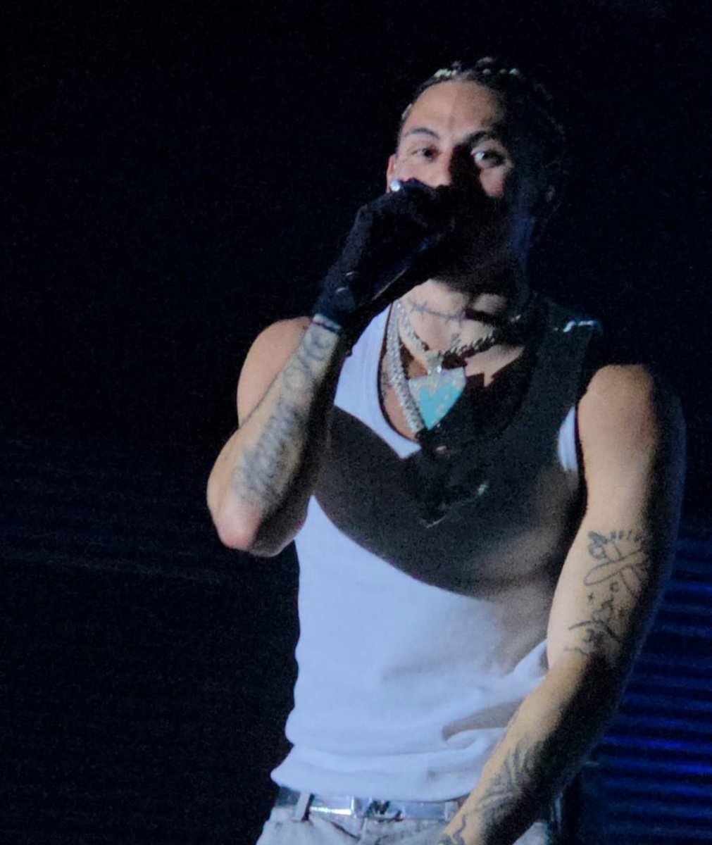 luneirhz's tweet photo. extraño que khea me reconozca en los conciertos https://t.co/Od3PIAYCpl