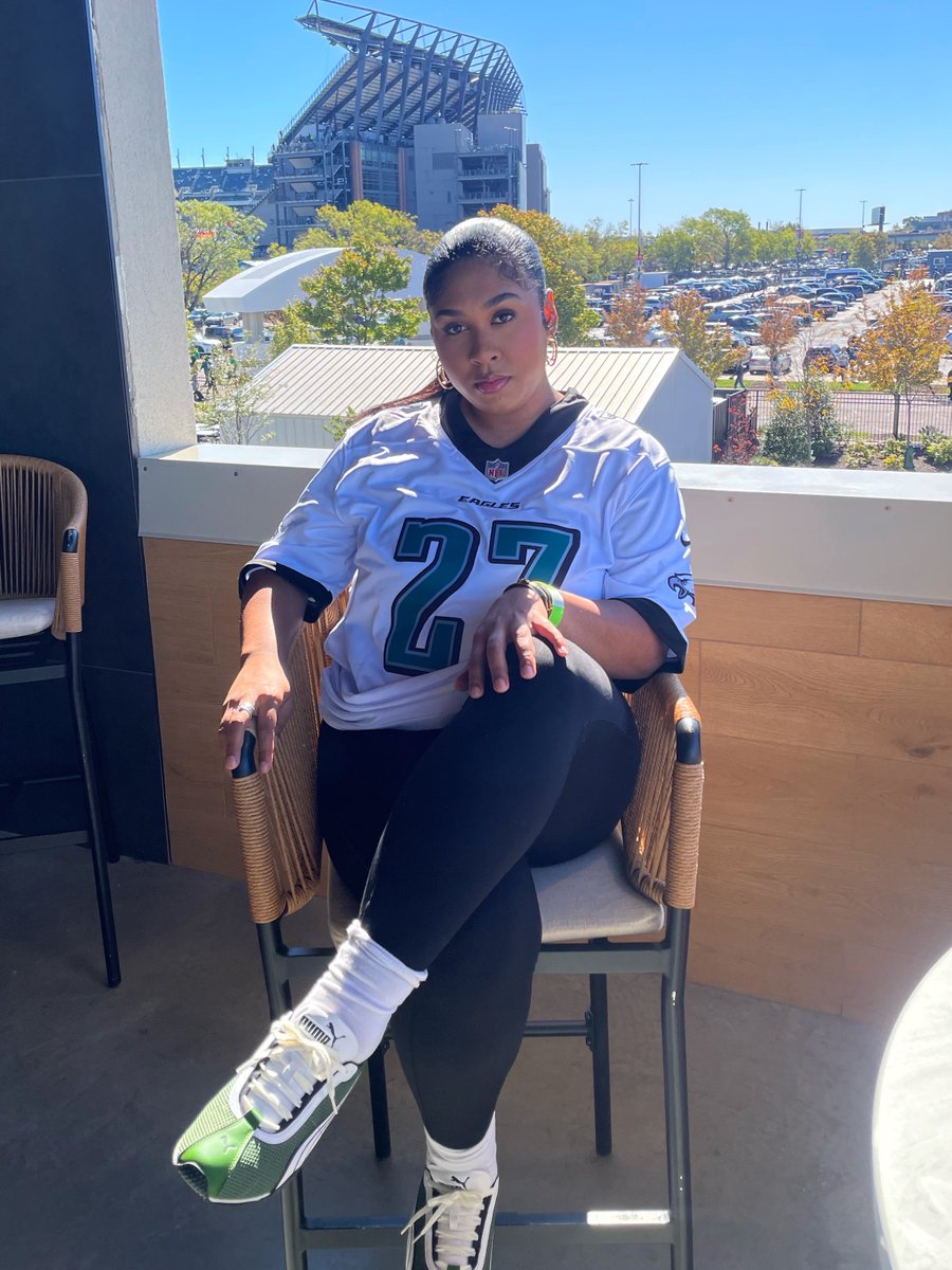AleahDenae's tweet photo. win, lose or draw, I’m ten toes behind em💚🦅 https://t.co/NfuQ0vnnjk