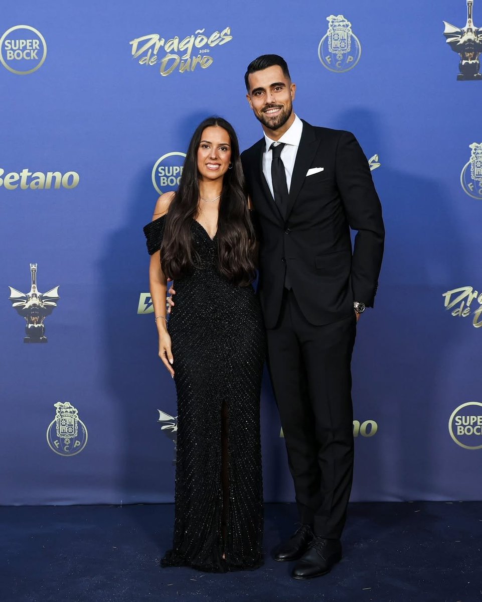planeta_fcp's tweet photo. Diogo Costa e Catarina Machado anunciaram que vão casar 💍💙

Já namoravam à 10 anos e têm 2 filhos. https://t.co/Y908fOZQTq
