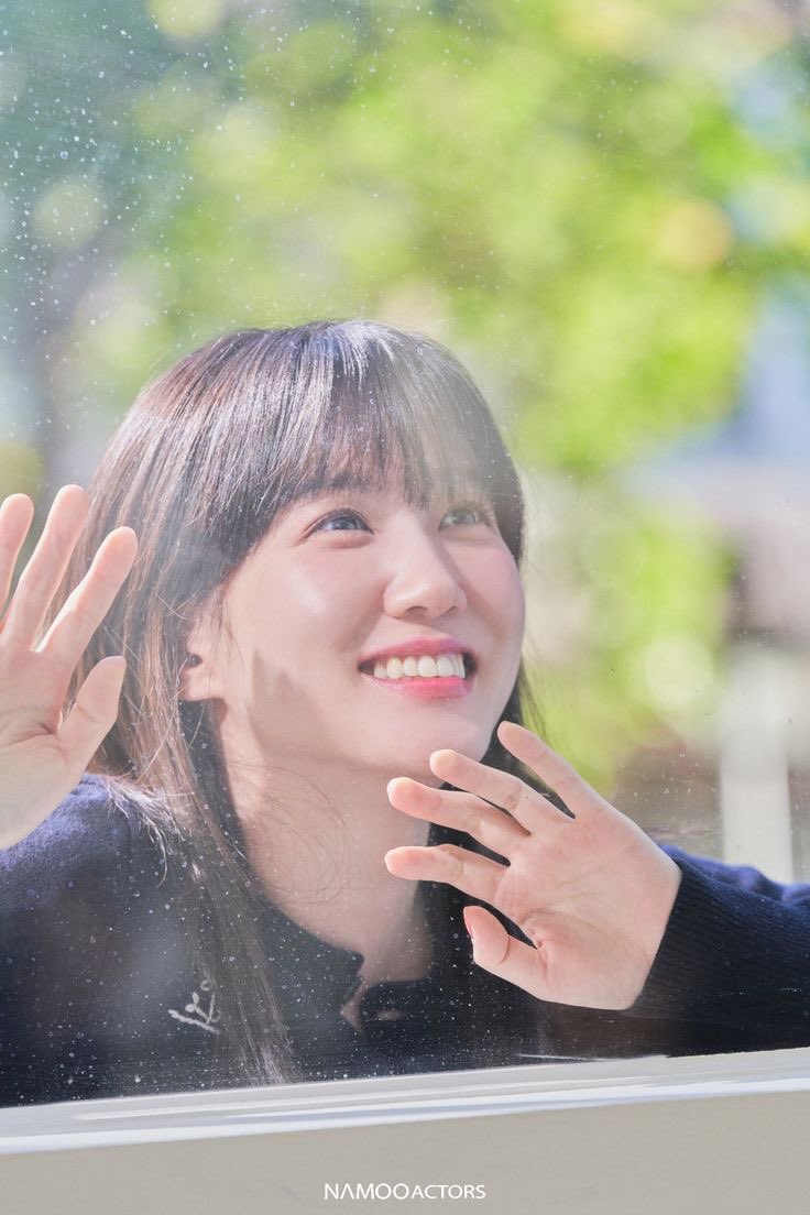naraeunbin's tweet photo. Aah como queria ser esse vidro, só pra sentir o toque dela. 😏 https://t.co/dJ1NsqgZb4