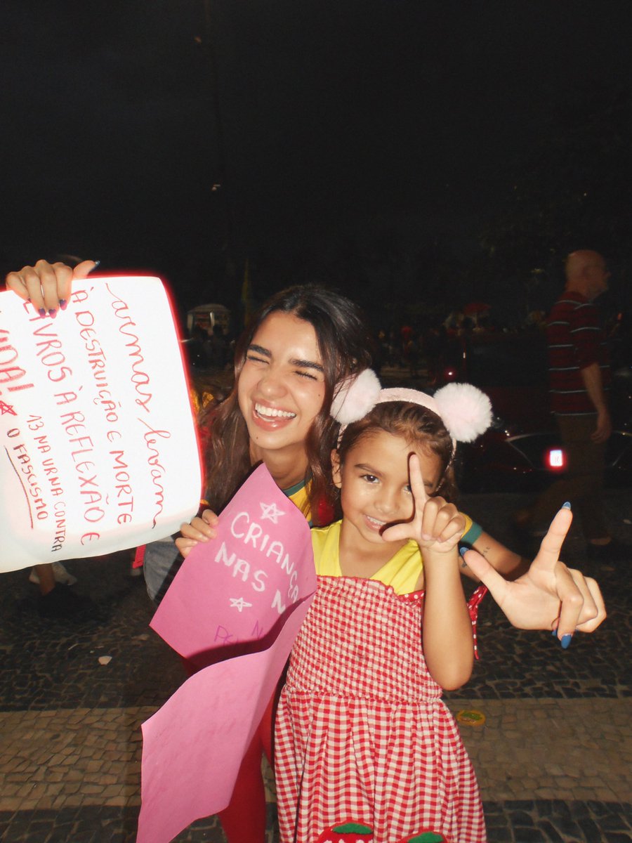 luanabenficaa's tweet photo. Quando a Flora estiver estudando história, eu vou falar sim filha a gente estava lá lutando contra o fascismo❤️⭐️ https://t.co/z1c5A3KQ9U