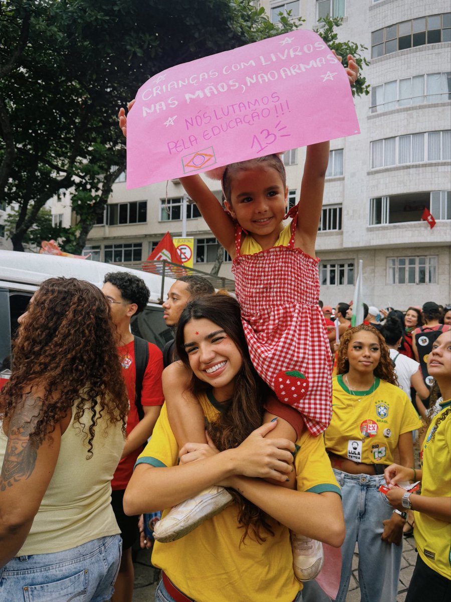 luanabenficaa's tweet photo. Quando a Flora estiver estudando história, eu vou falar sim filha a gente estava lá lutando contra o fascismo❤️⭐️ https://t.co/z1c5A3KQ9U