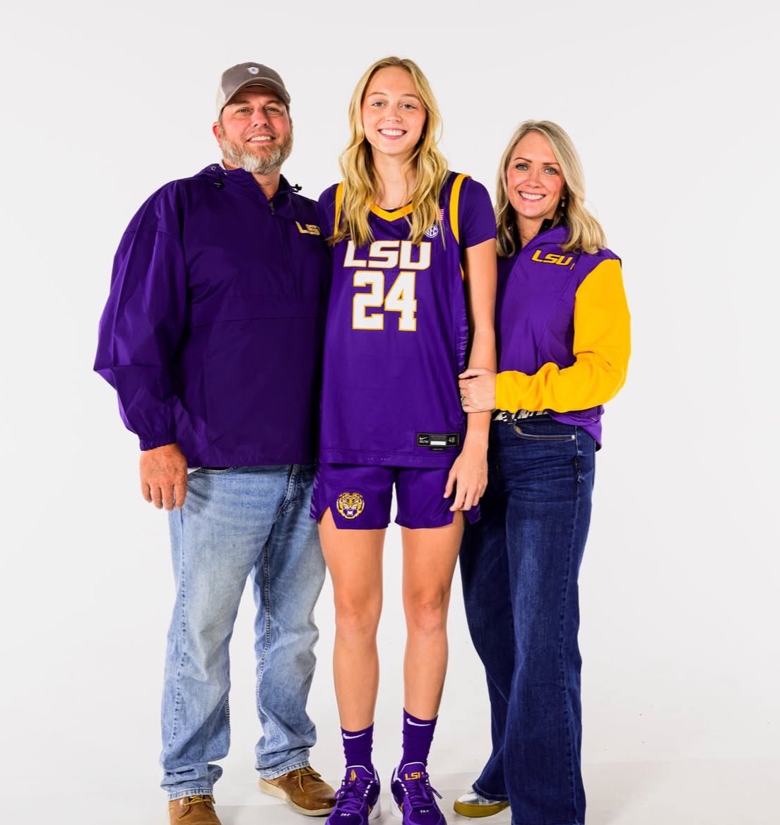 EJayArrow's tweet photo. 4⭐️ recruit Meg Moore (ranked #22 in the Class of 2028) has picked up an offer from LSU after her [unofficial] visit 🐯 https://t.co/zguz5yaLxW