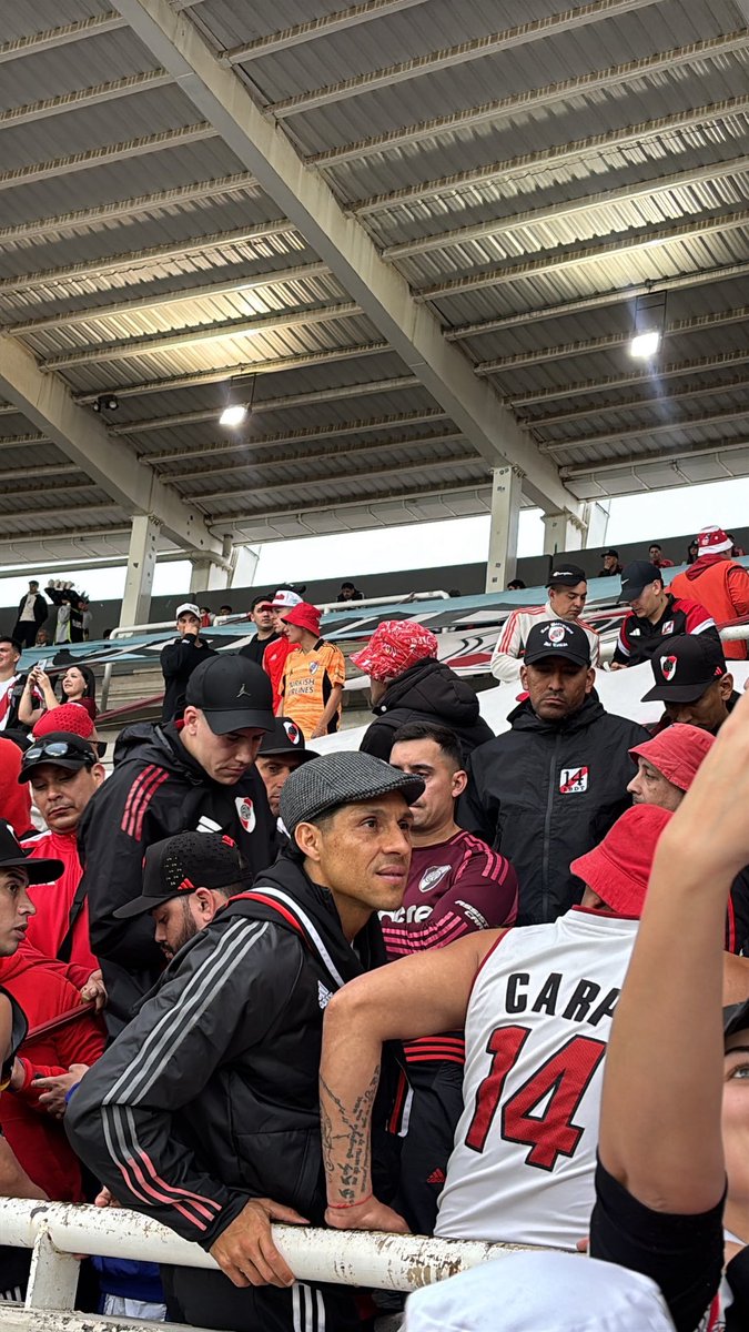 eze1901el's tweet photo. Y vos me preguntas que es el amor? 
Y yo te digo míralo a enzo perez con los borrachos del tablón ❤️ https://t.co/9YtMzKSegd