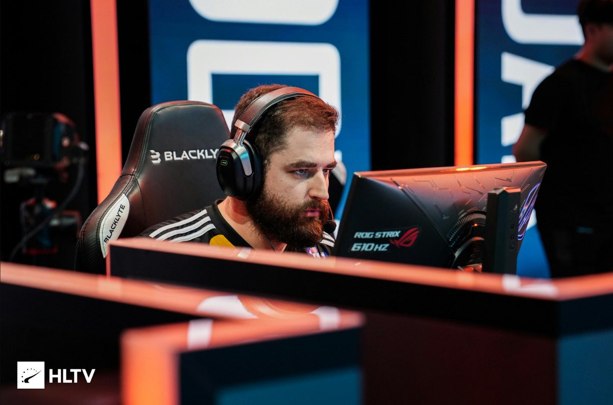 FalleNCS's tweet photo. CAMPEÕES.

Depois de uma final absurda, decidida em cinco mapas, conseguimos buscar a virada e conquistar a Thunderpick World Championship 2026, foi uma série daquelas que testa tudo, começamos na frente, passamos por momentos difíceis e tivemos que buscar de novo, e buscamos!

Esse campeonato também teve um significado especial pra mim individualmente, senti que consegui ajudar muito mais o time em momentos importantes do que nos últimos campeonatos, tive rounds decisivos, clutches e situações de pressão em que consegui ter sucesso e ajudar a buscar essa virada consecutiva de vitória.

Claro que uma conquista como essa é de todo mundo e cada jogador teve momentos fundamentais durante nossa caminhada, mas, pessoalmente, foi muito bom sentir que consegui contribuir diretamente em situações que fizeram diferença para chegarmos até esse título.

E nessa fase da minha carreira, sabendo que cada campeonato tem um peso diferente e que são últimos que vou jogar, viver um momento como esse significa ainda mais, depois de tanto tempo, voltar a levantar um troféu com esse time é especial demais, e ainda acredito muito que dá para fechar essa história com mais chaves de ouro!

Obrigado a todo mundo que acompanhou de casa e, principalmente, à galera que esteve lá presencialmente, torcendo, gritando e empurrando a gente até o último round, esse carinho faz diferença de verdade.

Hoje é dia de comemorar!