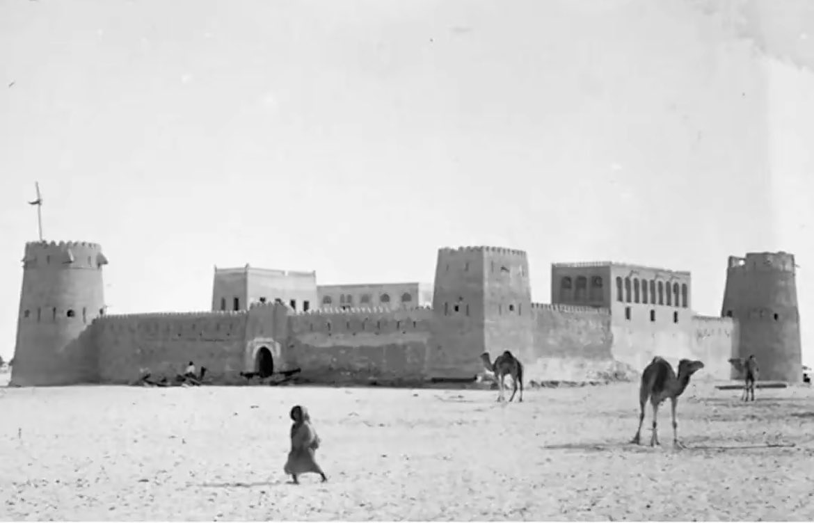 amxvld's tweet photo. صورة لقصر الحصن قبل تاسيس دولة الامارات العربيه المتحده في عام 1904 https://t.co/qehv6tWsob