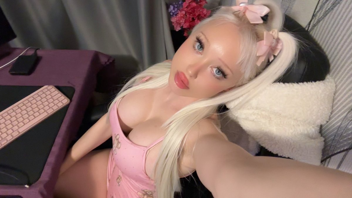 Cngtng2's tweet photo. @ElainePlanuy8d that little waist reveal and the oopsie to match, cute https://t.co/DUvk1lYVfz