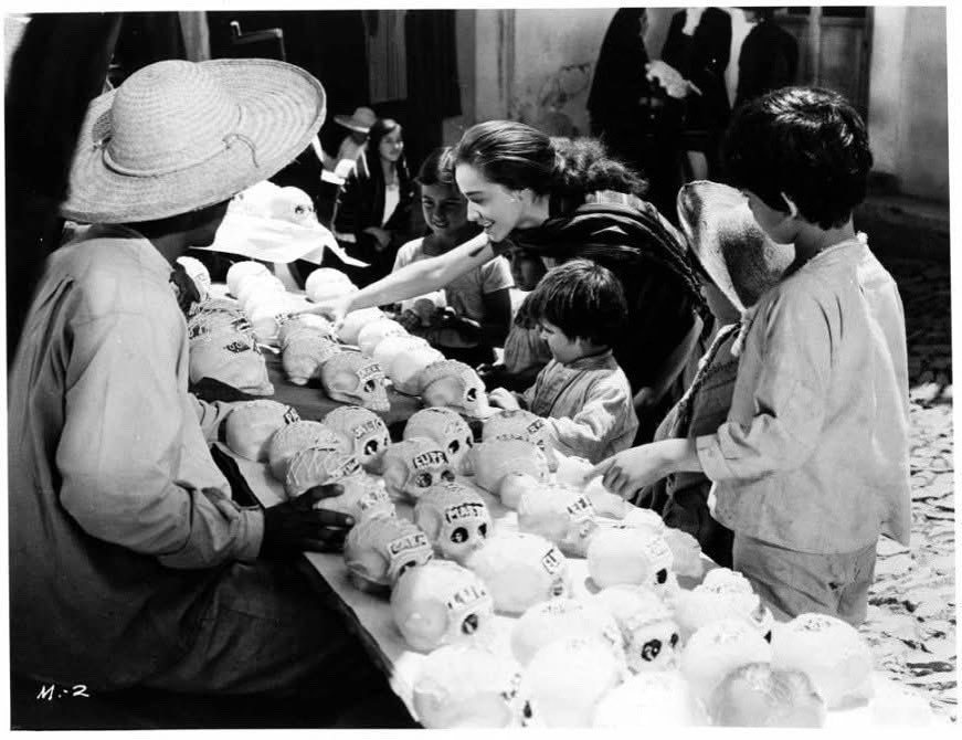 Cuauhtemoc_1521's tweet photo. Parte de una escena de la película “Macario” donde aparece la protagonista de la misma, Pina Pellicer, acompañada de 2 niños comprando calaveras de azúcar en Taxco #Guerrero. 
Contrario a lo que se cree, las calaveras de azúcar no tienen vínculo simbólico con las prácticas rituales mesoamericanas, o el Huey tzompantli. En realidad son representaciones de las santas reliquias de los santos y mártires de la Iglesia. De ahí que la festividad comience el 1 de noviembre, Día de Todos los Santos. 

#diademuertosméxico #muertos #2denoviembre💀 #2denoviembre
