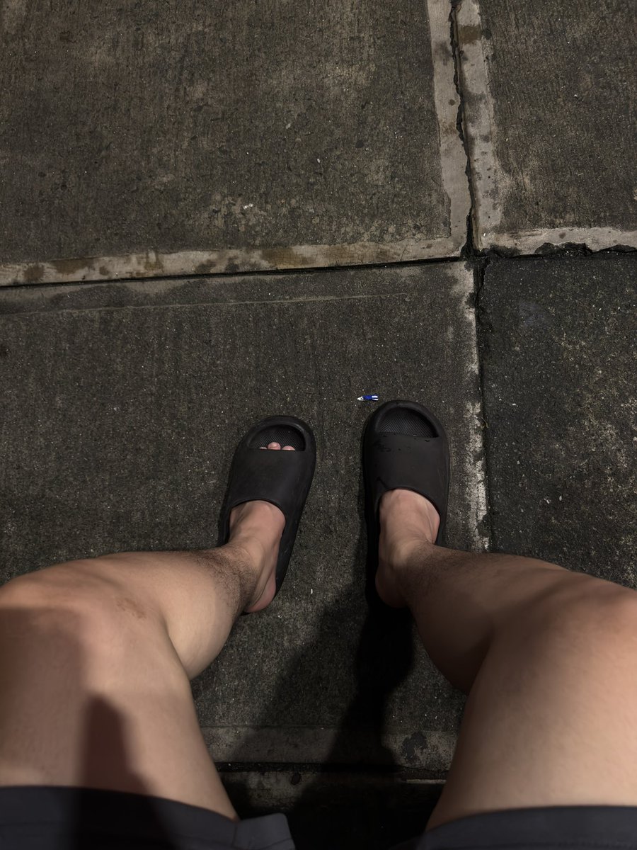 CyanSTFU's tweet photo. Night walk 🍃 https://t.co/uqBnz4m5g1