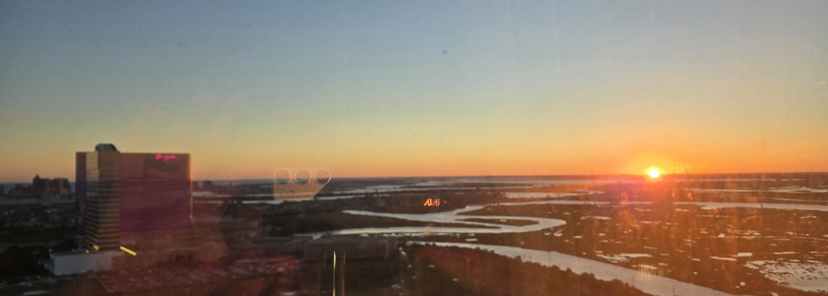 Billydjdog's tweet photo. Sunset on For the Fans Fest so many amazing comic creators I didn't have time for the long boxes and merch tables. I wish there were more days. @RumerMatt thank you for hosting @CallMeClippa thank you for keeping everything on schedule. https://t.co/PQxW9JPTgt