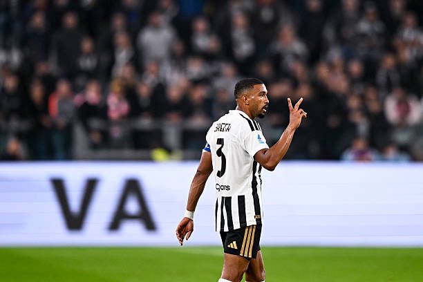 juvefcdotcom's tweet photo. 🎙️🇧🇷 Juventus defender Gleison Bremer delivered some harsh words during his post-match interview with @SkySport 

🗣️ Bremer — “I’m not pointing fingers, but there are players who are hiding! I can’t carry everyone on my back. Some players have more character than others. Some hear the boos from the crowd and perhaps become afraid. When you compare this Juventus team to the Juventus of a few years ago, it’s different, and that weighs heavily on us.” ⚪️⚫️  #JuveLazio