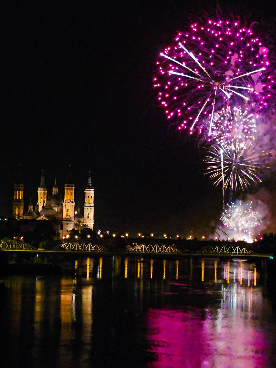 DStyleZgz's tweet photo. En imágenes: los fuegos artificiales dan el final de las Fiestas del Pilar 2026 en Zaragoza. 😍🤗 #zaragoza https://t.co/W1gOd3IQDU