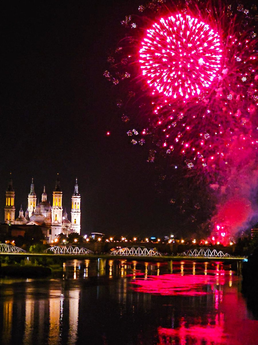 DStyleZgz's tweet photo. En imágenes: los fuegos artificiales dan el final de las Fiestas del Pilar 2026 en Zaragoza. 😍🤗 #zaragoza https://t.co/fUjBbSNlBg