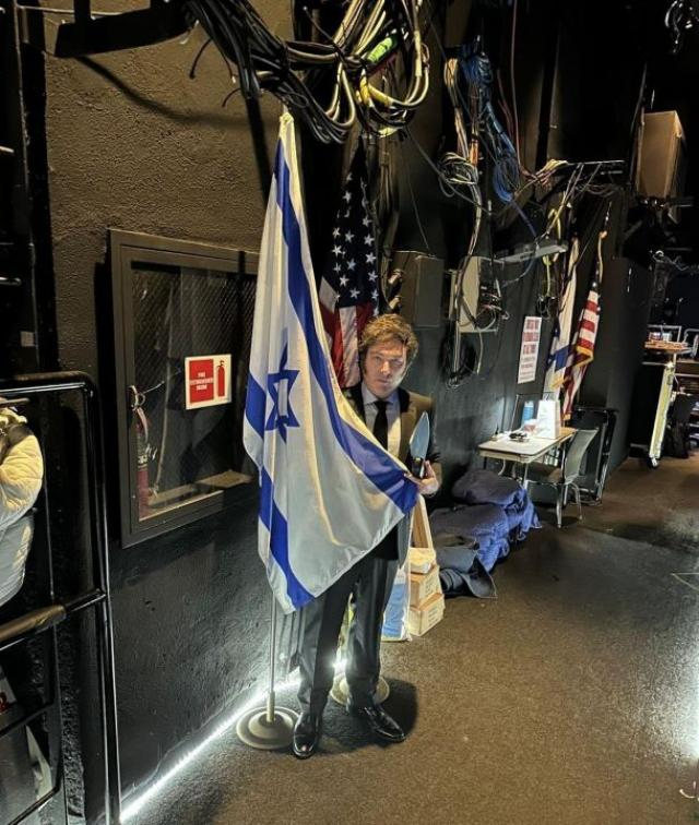 kploian's tweet photo. marchas de izquierda / varias fotos de milei con la bandera de israhell https://t.co/oTK68q9PvV