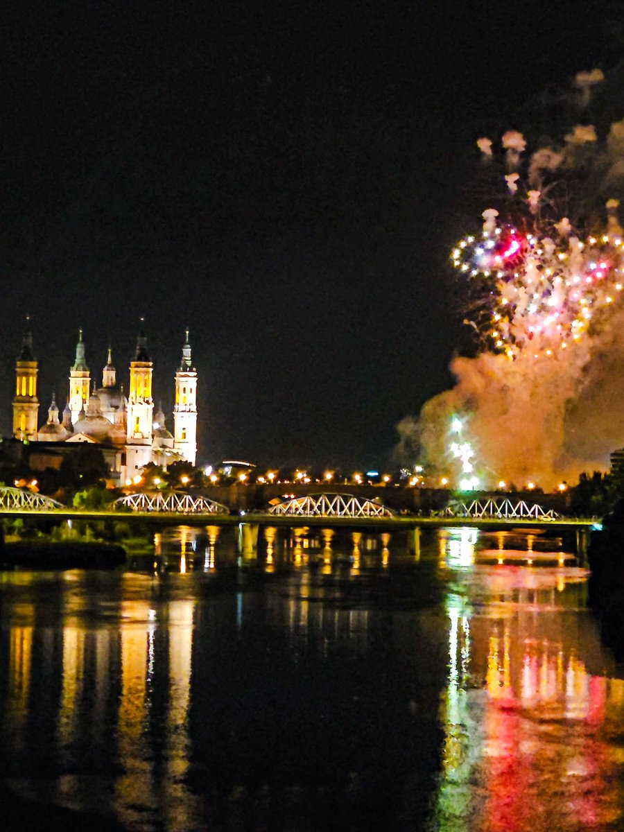 DStyleZgz's tweet photo. En imágenes: los fuegos artificiales dan el final de las Fiestas del Pilar 2026 en Zaragoza. 😍🤗 #zaragoza https://t.co/zJ3xdFKVha