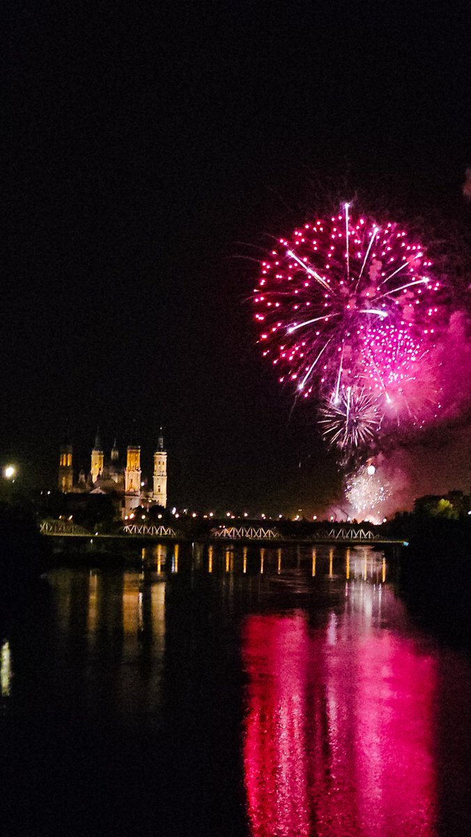 DStyleZgz's tweet photo. En imágenes: los fuegos artificiales dan el final de las Fiestas del Pilar 2026 en Zaragoza. 😍🤗 #zaragoza https://t.co/R4tL9JBIo3