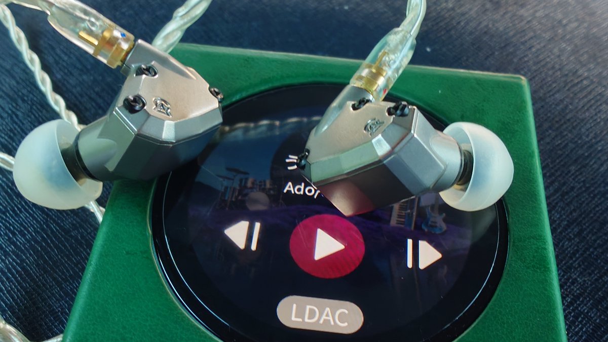 ryoutadb's tweet photo. 今日はCampfire audio AraとSuper litz wire4.4です。ファームアプデでDiscがBTdacになると聞いて角煮です😇動作モードを受信モードにして、スマホでBT接続です。スマホがviiiなのでLdacなのも嬉しい！後は強度の確認とUSB接続です😇
#Campfireaudio
#Ara
#aloaudio
#Snowsky 
#fiio 
#今日のイヤホン https://t.co/K4QAETvJbK