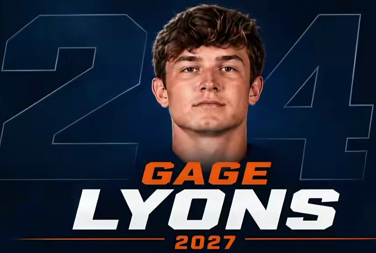 Coach_H_HHS's tweet photo. Senior RB @LyonsGage49684 was the stable piece of the backfield during the regular season! 

The 6-1, 185 pound SR carried the ball 129 times for 686 yards (5.3 YPC), having 3 games over 100 yards! 

@IndianaPreps @IndyWeOutHere @CoachEmmrich25 https://t.co/bwcvX8GiDd