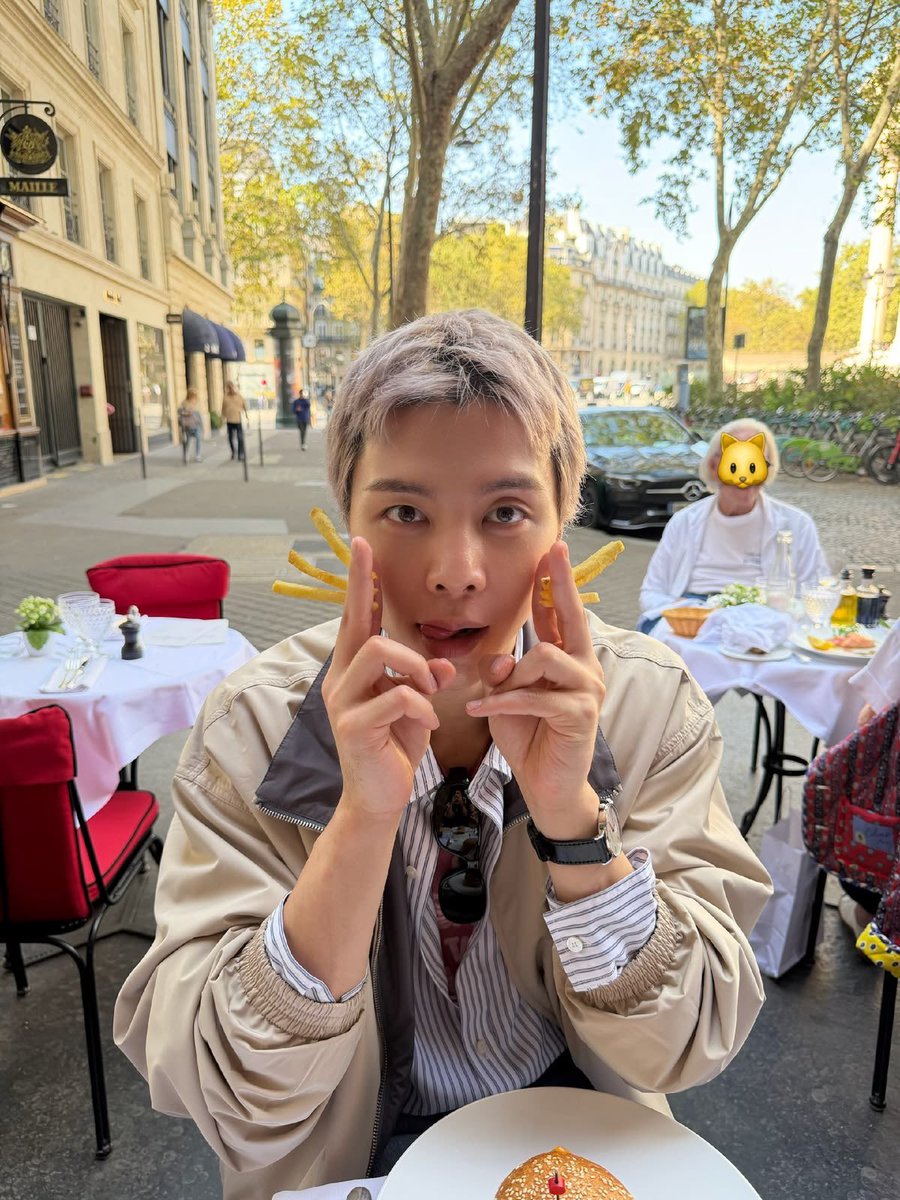 edenandout's tweet photo. last night i dreamt my eyes were glass (but still functional somehow) and i was laying in the park when a crow came and screeched at me so loud they shattered. hi btw 🙆🏻 https://t.co/Veaj99akyE