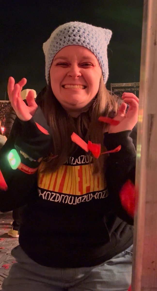shaylofolina's tweet photo. show no. 10 was perfect in every way possible. thank you to this band for ten amazing shows, incredible friends, and so many memories. til next time |-/ 
#topcbus #toposu #twentyonepilots #fromhere https://t.co/xHVKoi685O
