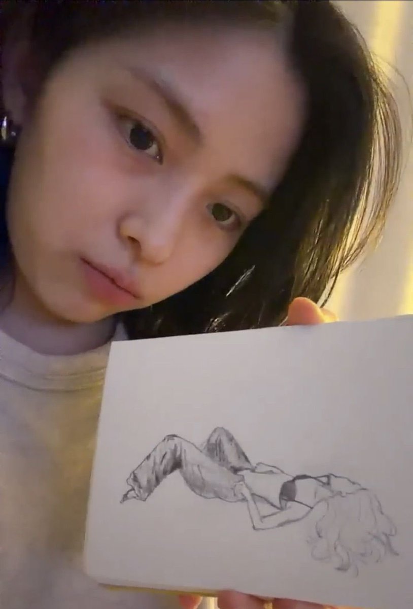 ujiminphoria's tweet photo. RYUJIN SAID KARINA GIFTED HER A SKETCHBOOK AND THESE ARE SOME OF THE DRAWINGS…..DAMN OKAY😭 https://t.co/CuXOMMAlYP