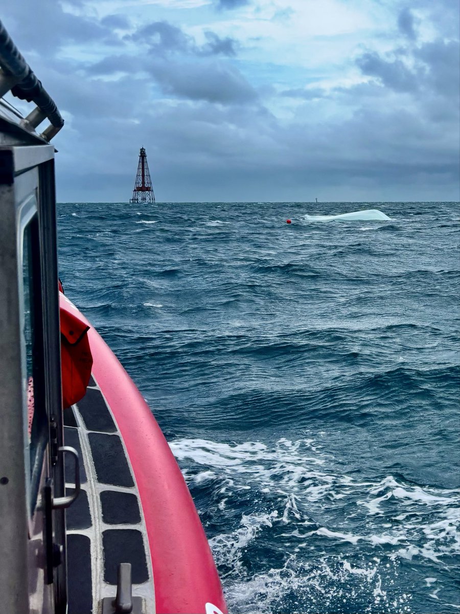 USCGSoutheast's tweet photo. A @USCG Station Marathon boat crew rescued 4 people after their vessel capsized near Boot Key Harbor, Sun. No injuries or pollution concerns were reported. Sector Key West watchstanders coordinated the response after receiving a mayday call on Ch. 16.
🔗: https://t.co/Oup4CKoEGW https://t.co/Av6D9Byccg